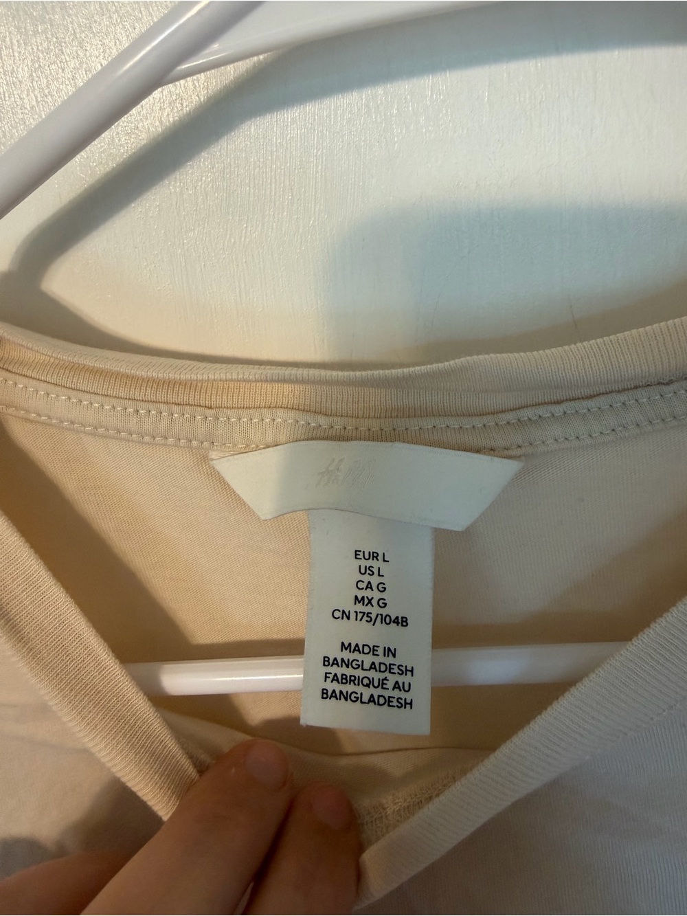 H&M Cream Short-Sleeve Tee with Red Shell Graphic - Picture 2 of 3